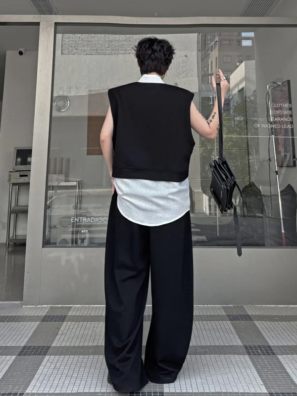 夏用バイカラータンクトップとワイドパンツセットアップ：黒色のデザインと実用性を徹底解説