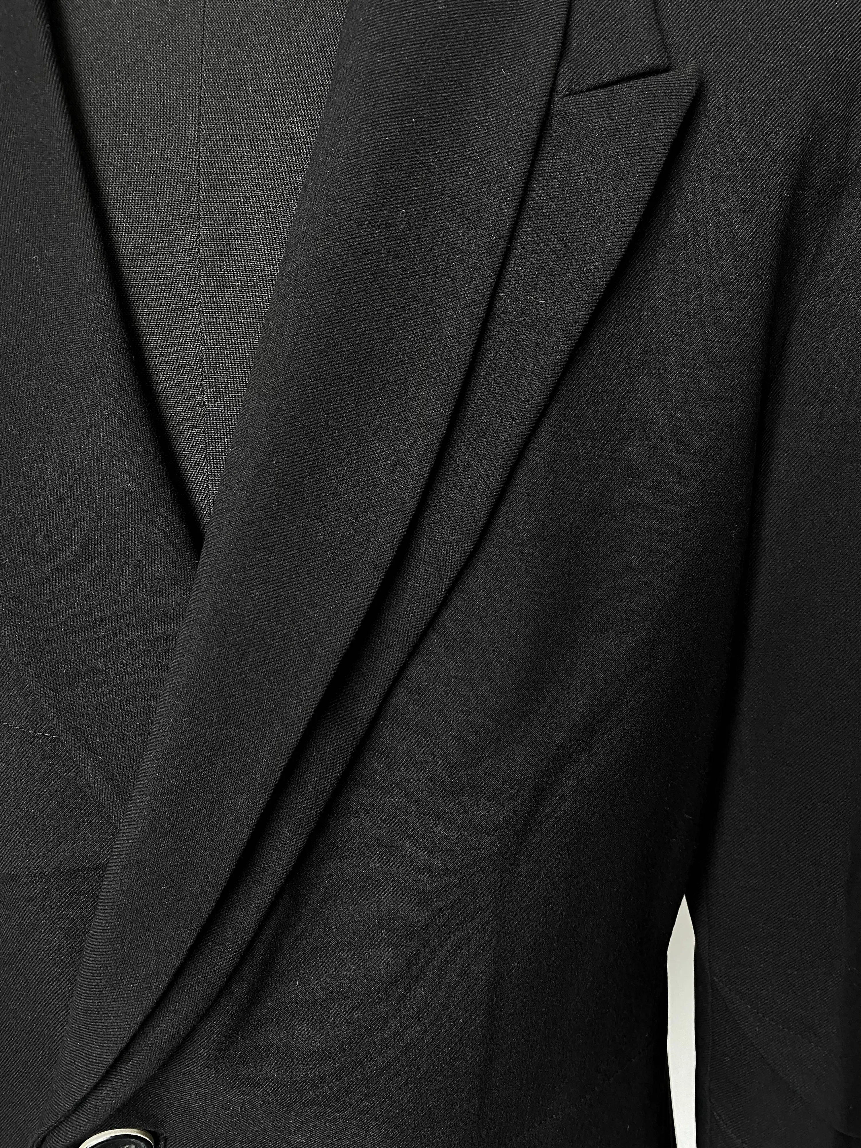 黒い洋服のファッションスタイルを決めるためのウールスーツ選定ガイド