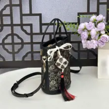 深色の洗練されたデザイン！壮錦モチーフの水桶バッグ【手持ち・ショルダー対応・立体的な国風スタイル】
