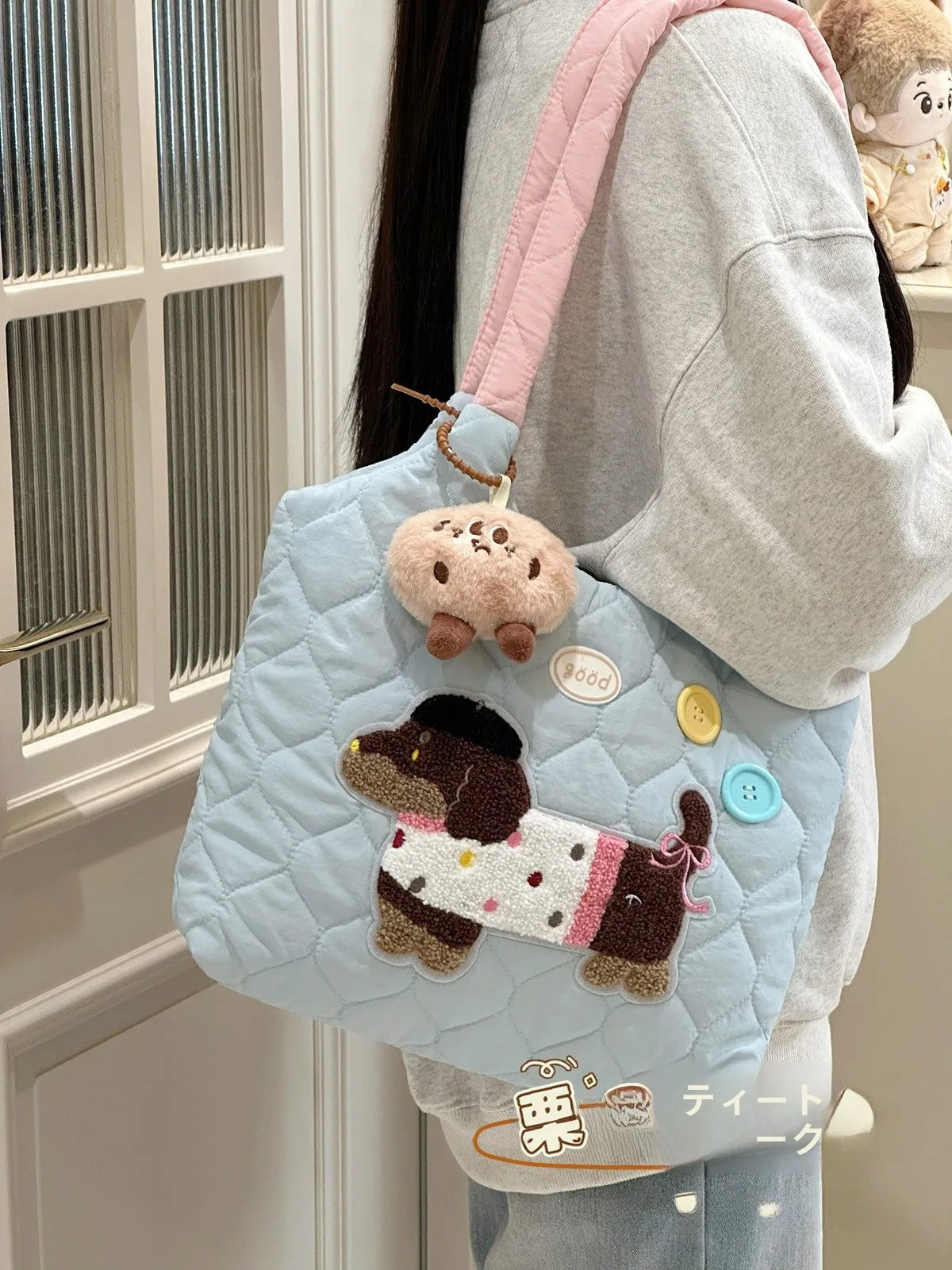 かわいいキャラクターのトートバッグ：高校生向け軽量旅行用の実用性とデザインバランス