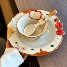 可愛い苺デザインの陶器製ボウル【家庭用・釉下彩・サラダやご飯に最適】