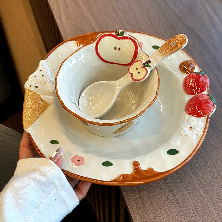 可愛い苺デザインの陶器製ボウル【家庭用・釉下彩・サラダやご飯に最適】