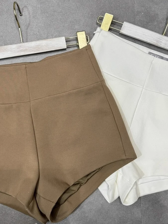 体のラインが出る服 職場でどう隠す？高腰ボディコンショートパンツが解決するリアルな通勤スタイルとは