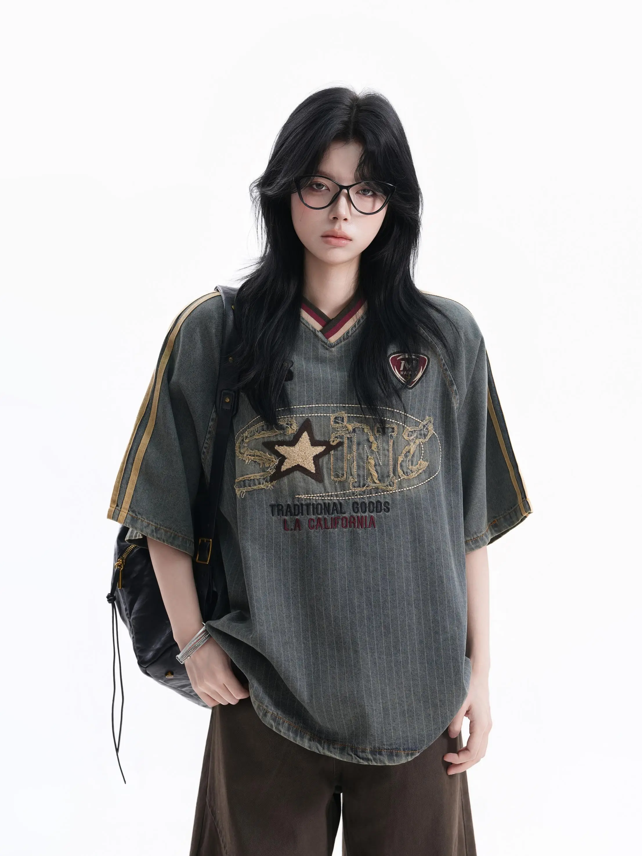 アメリカンヴィンテージ風VネックデニムTシャツ：古着コーデ ストリートの定番アイテムとしての実用性とデザイン性