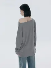 グレーのオフショルダー長袖Tシャツ【フィット・カジュアルスタイル】
