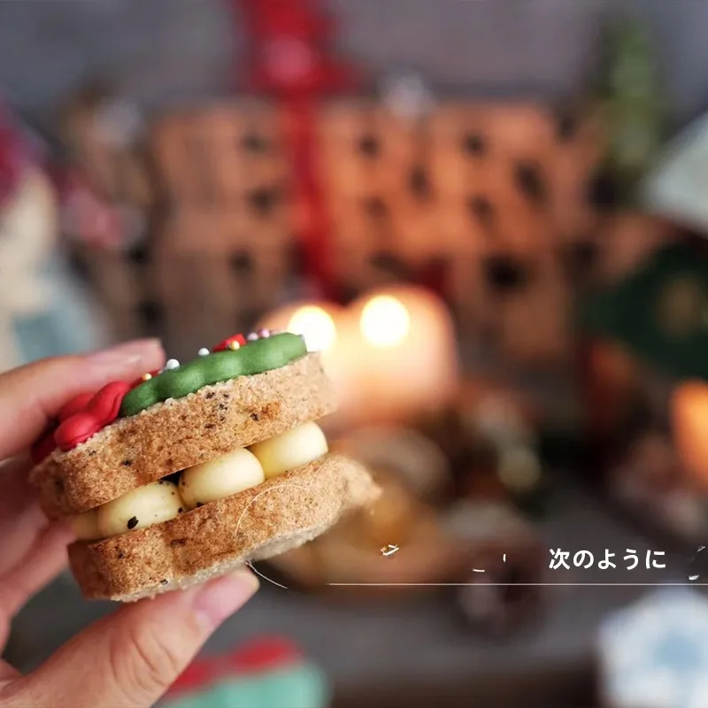 スターモチーフのクリスマスお菓子型：雪の結晶デザインと取手付きで家庭やギフトに最適な選択