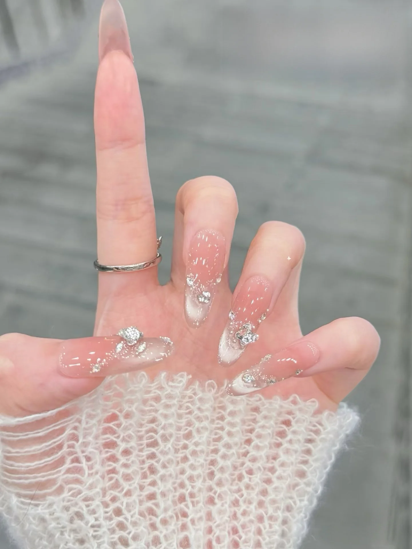モードネイル 白月光猫眼のバタフライデザイン：輝くストーンを活かした華やかなネイルアート