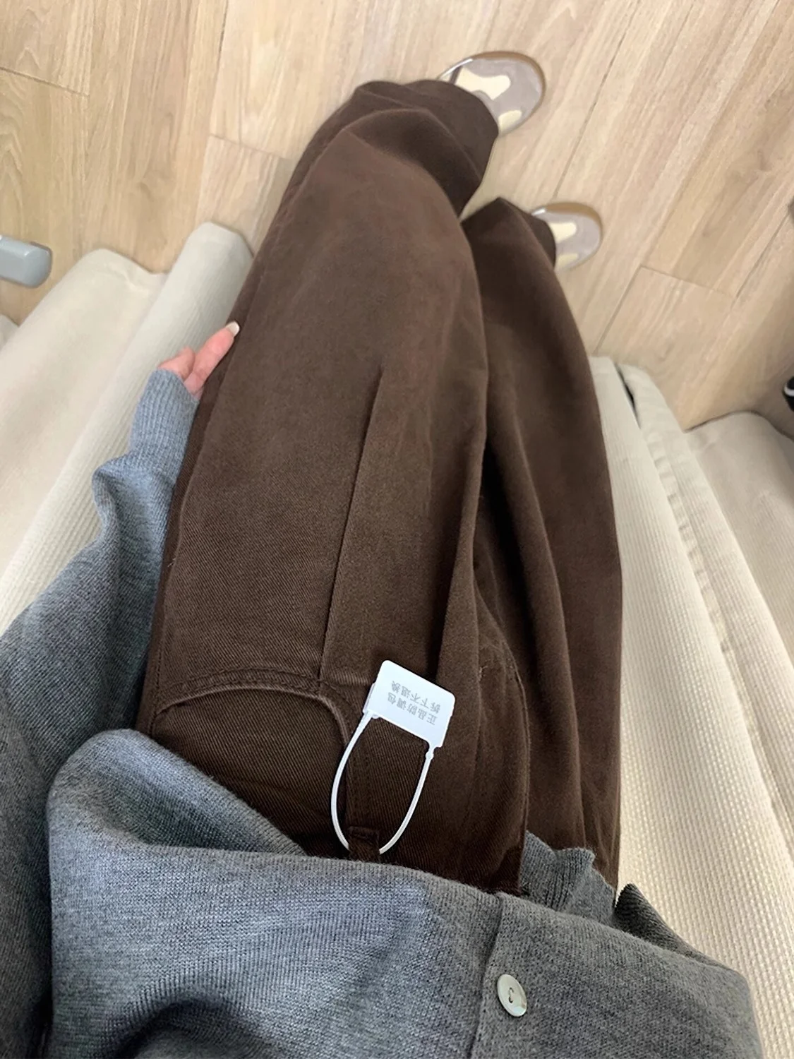 深茶色プリーツデニムパンツの着こなし：高腰・ゆったりシルエットが実用性を支える