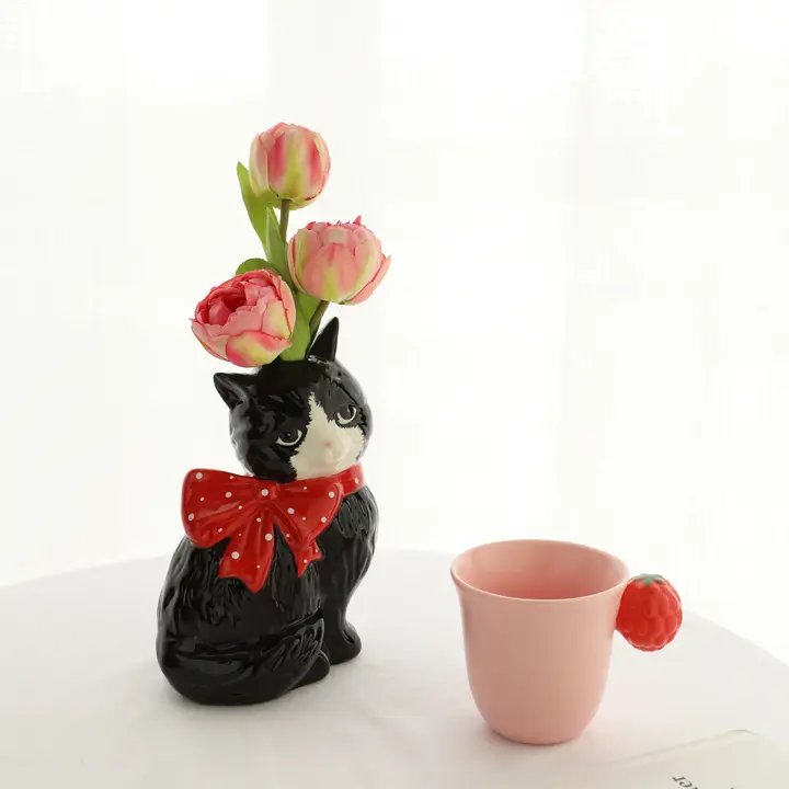 ユニークなデザインの陶製猫型花瓶【手描き・かわいい】
