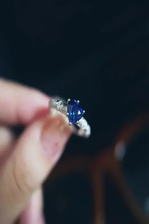 ロイヤルブルーのブルークリスタルハートリング【S925銀メッキ・宝石付き・ファッションアクセサリー】