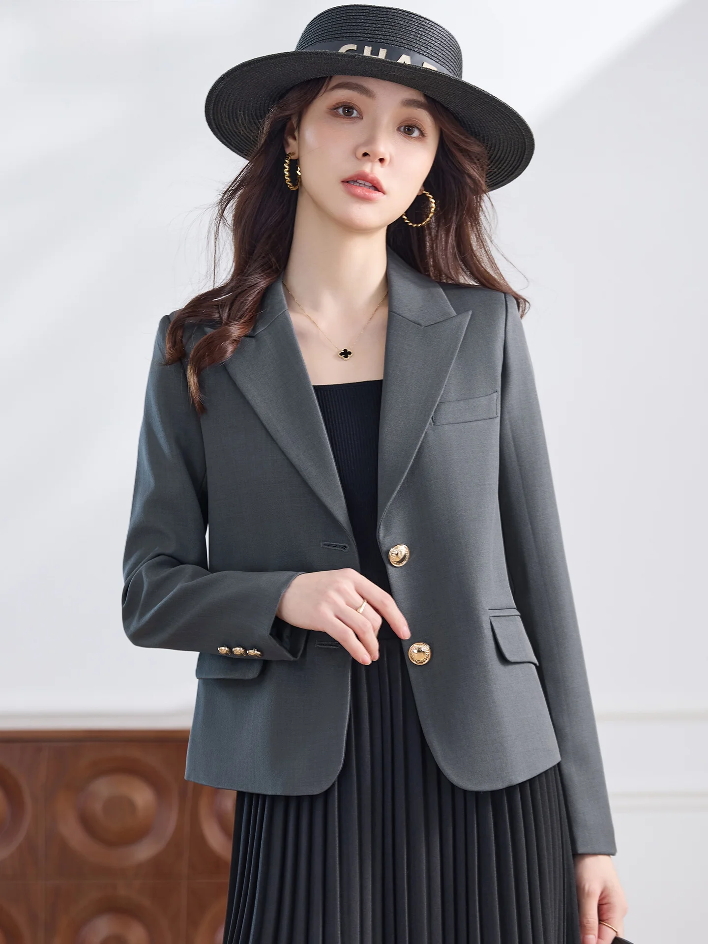スーツっぽい私服 レディースの通勤シーンに最適なショートスーツジャケットとは