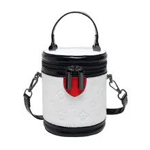 スタイリッシュなハンドバッグ【バケット型・エンボス加工・ショルダー付き・クラシックデザイン】