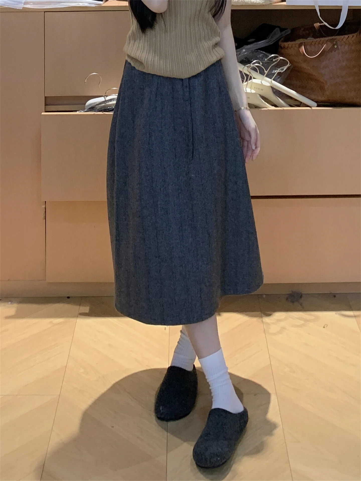 カーキキャップ コーデの通勤スタイル：ハイネックニットとワイドパンツのセットアップで実現するシンプルで機能的な日常