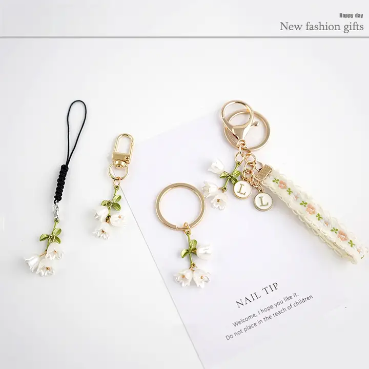 美しい白いスズランの花のスマホチェーン【多用途・キーホルダー・車用装飾】
