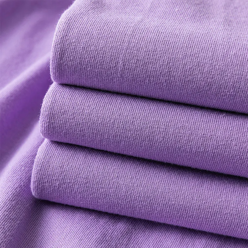 香芋紫のTシャツを2枚重ねで着るなら、どう選ぶ？