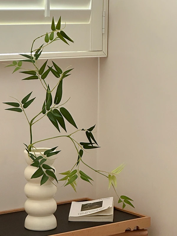 一輪挿し 花瓶 と 二輪挿し 花瓶 の違いは？和風インテリアに最適な「竹の葉のディスプレイ」が選ばれる理由
