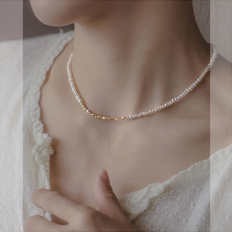 小粒の金色パール風ネックレス：高校生女性向けの軽やかなオリジナルデザイン