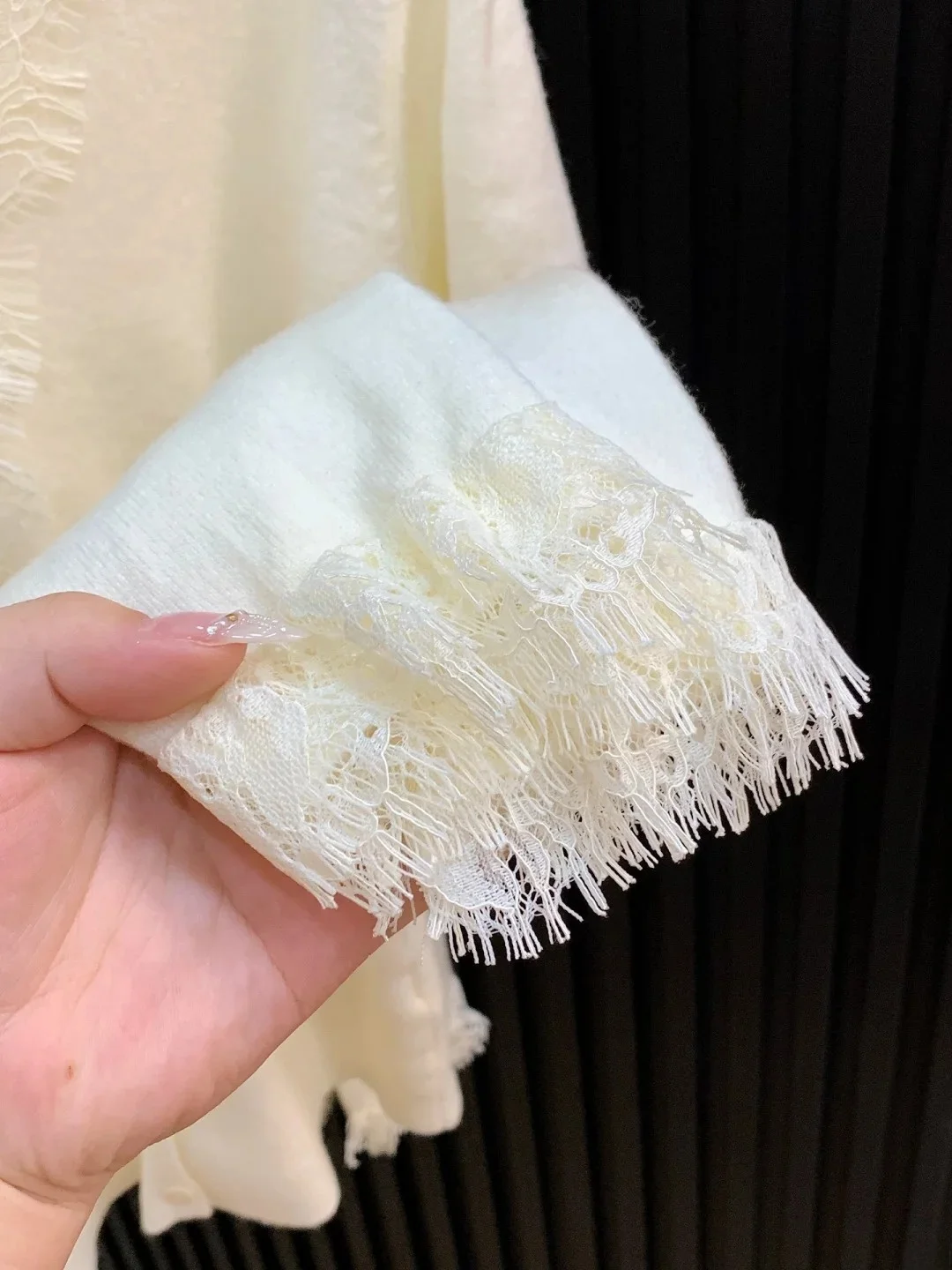 柔らかいVネックニットカーディガン：通勤風の花边デザインが万能色としての実用性を実証