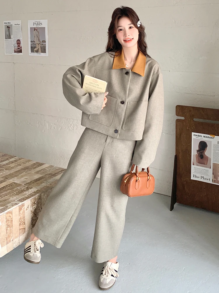 グレーのオーバーサイズトップスとワイドパンツで実現するワントーンコーデ