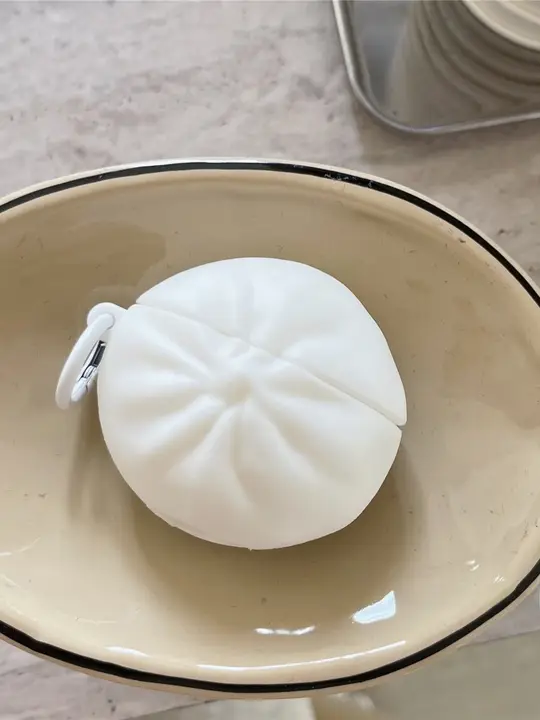 白色シリコン製エアポッズケース【AirPods Pro2対応・防護・可愛いデザイン】