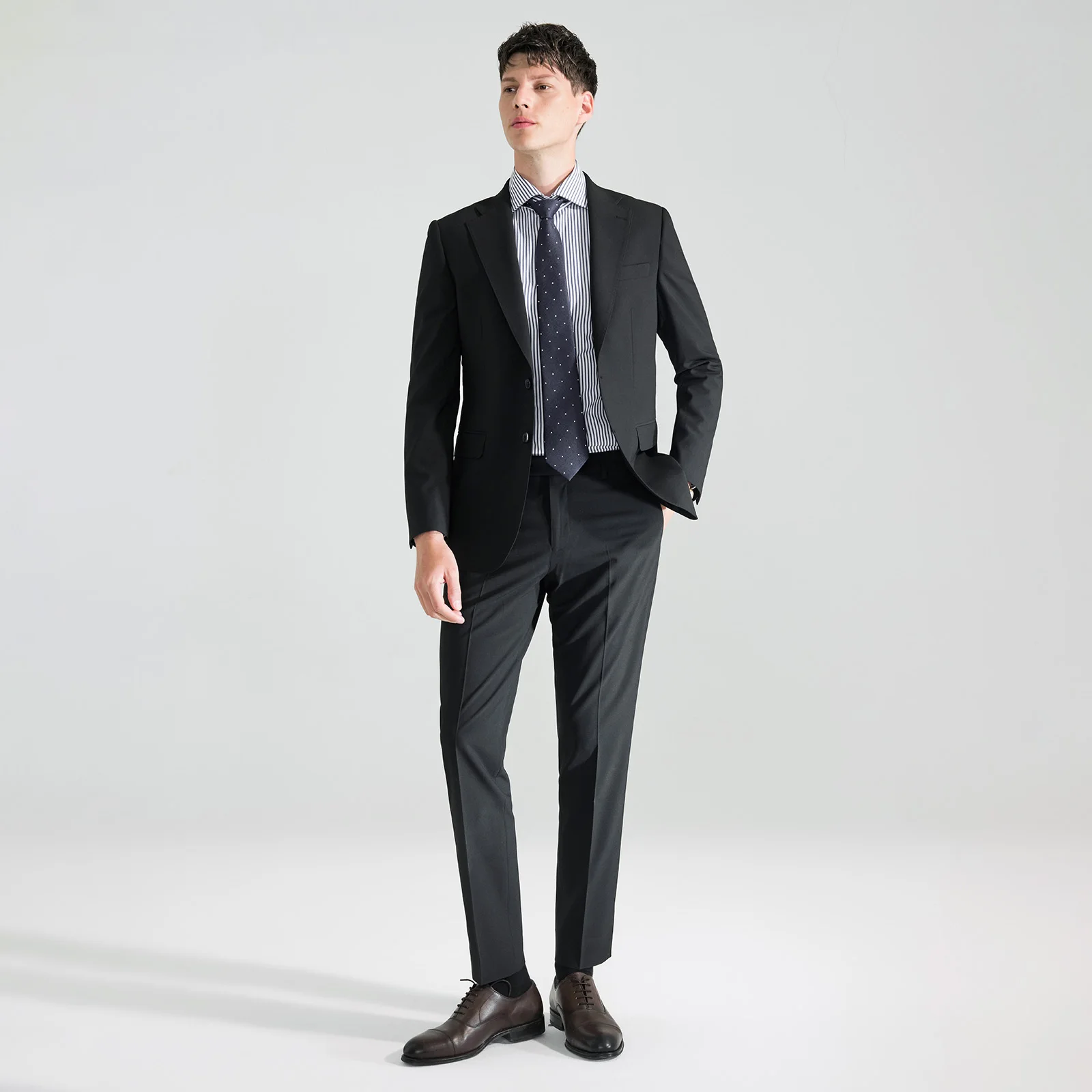スーツパンツを選ぶべきタイミングは？黒スーツ 黒シャツに代わるプロフェッショナルなスタイルとは？
