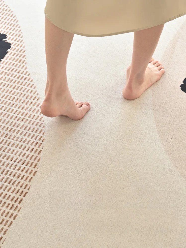 おしゃれな不規則ラグマットの実用性：クリームカラーでリビングを美しく整える
