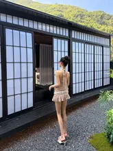 シンプルなノースリーブ肩掛けトップスとハイウエストスカートのコーディネート（セットアップ対応）