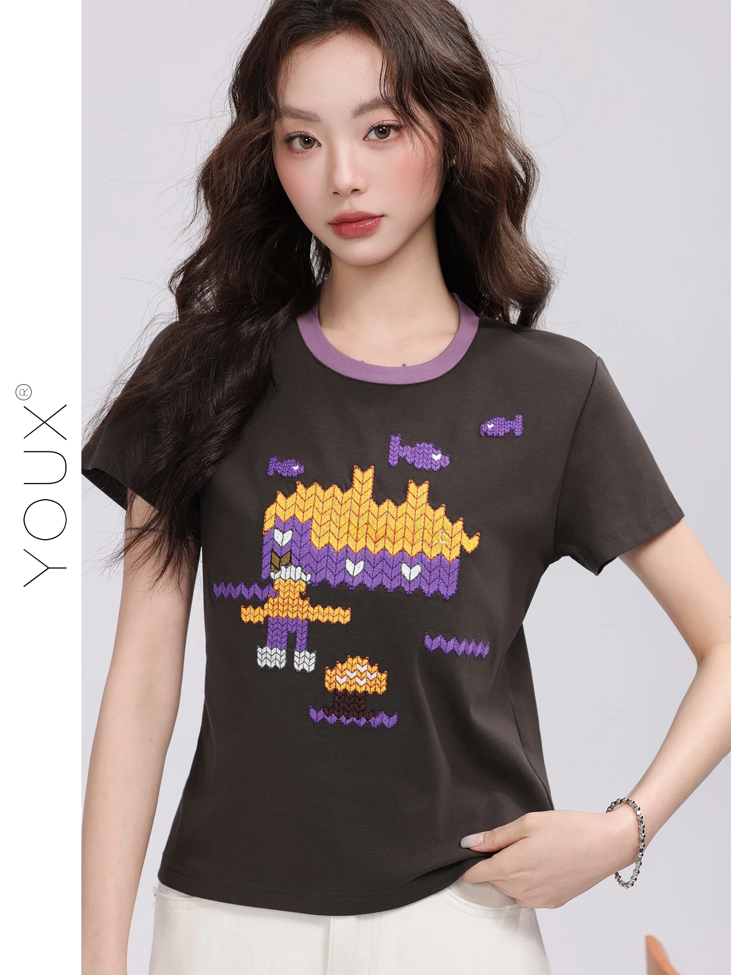 ユニークな刺繍が魅力の丸首Tシャツ：通勤風のシンプルデザインと夏の着用シーン
