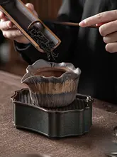 菩提手抓壶小号の蓋付き茶碗【鎏金鉄釉】