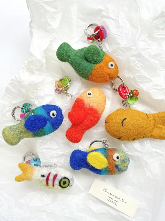 キーホルダー ウールフェルト 小魚 キャラクター チャーム スマホストラップ インスタ映え 愛嬌のある ぬいぐるみ