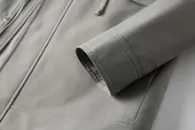 機能性に優れたアウトドア用防風防水ジャケット【フード付き・多ポケット】