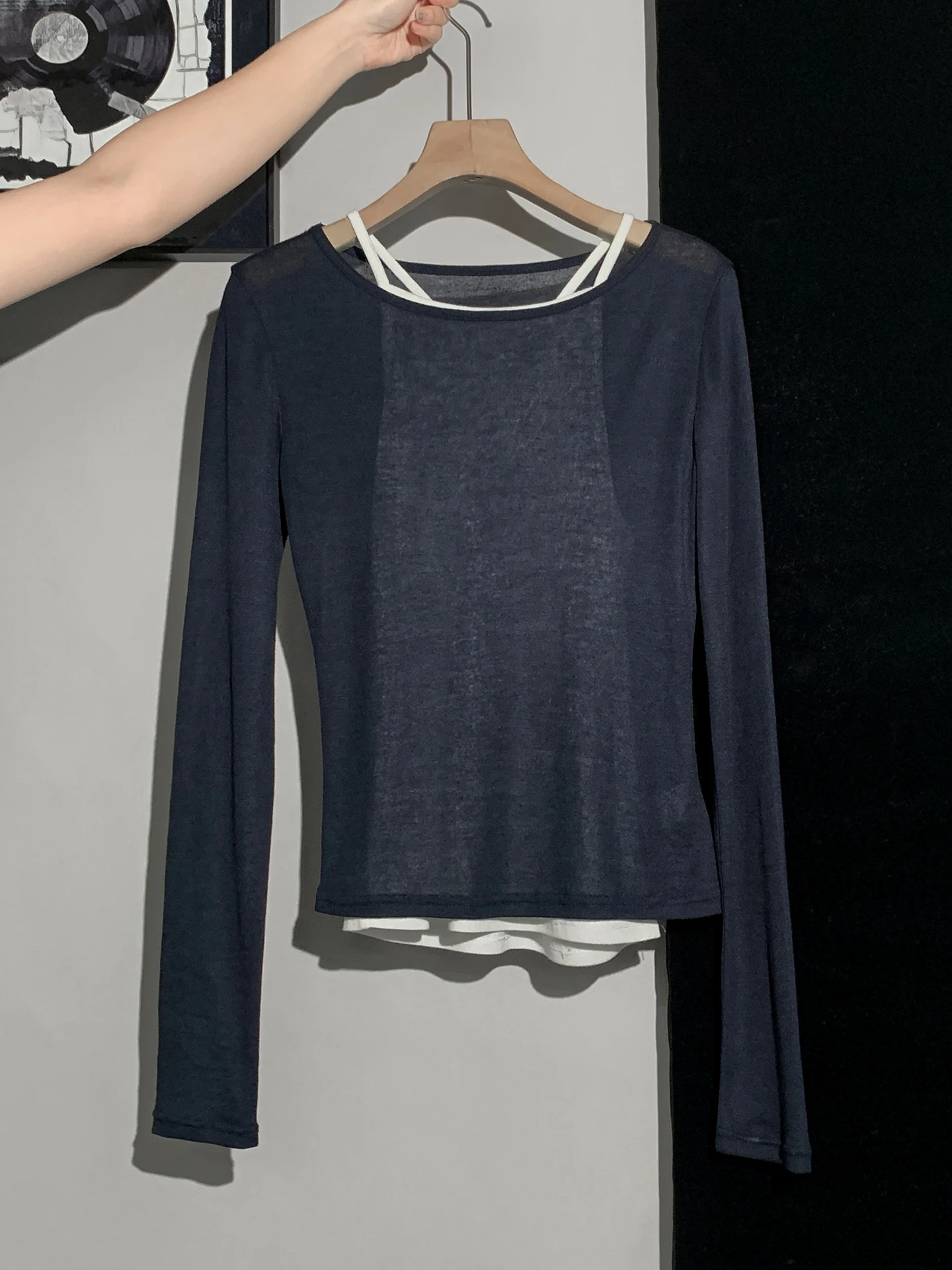 通勤風のTシャツの下に着る長袖をどう選ぶ？AUSIIの深い青の微透け長袖が解決する理由