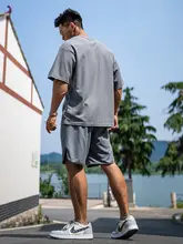 メンズウエア ルーズフィット刺繍入りランニングショーツ【ワッフル生地・アウトドア・スリットデザイン】