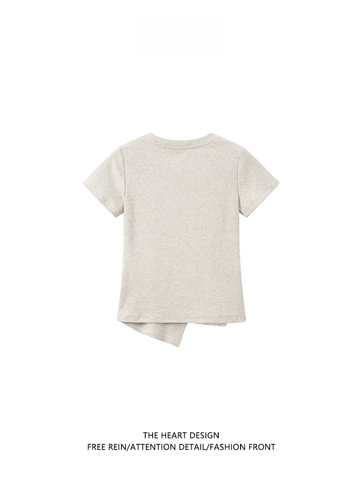 「tシャツ 小さい」はどうやって選ぶ？通勤風のアシンメトリック裾Tシャツが解決するリアルな悩み