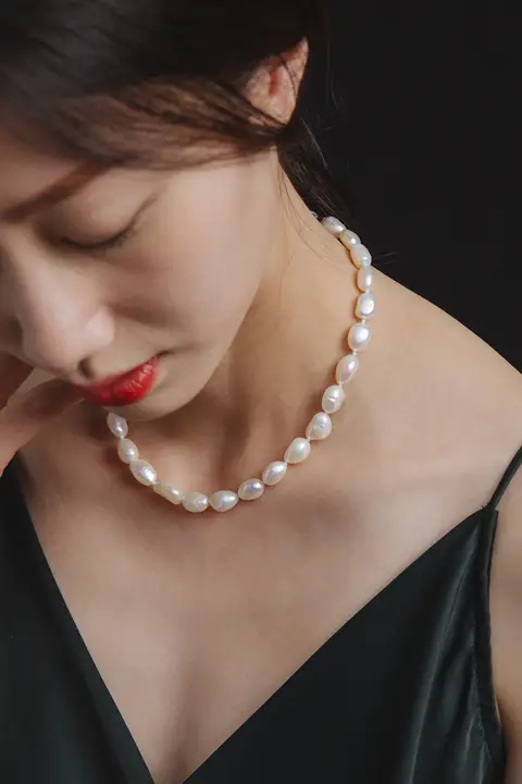 バロックパールのネックレス【女性用・鎖骨チェーン・おしゃれなパールアクセサリー・実用的な誕生日プレゼント】（セットアップ対応）
