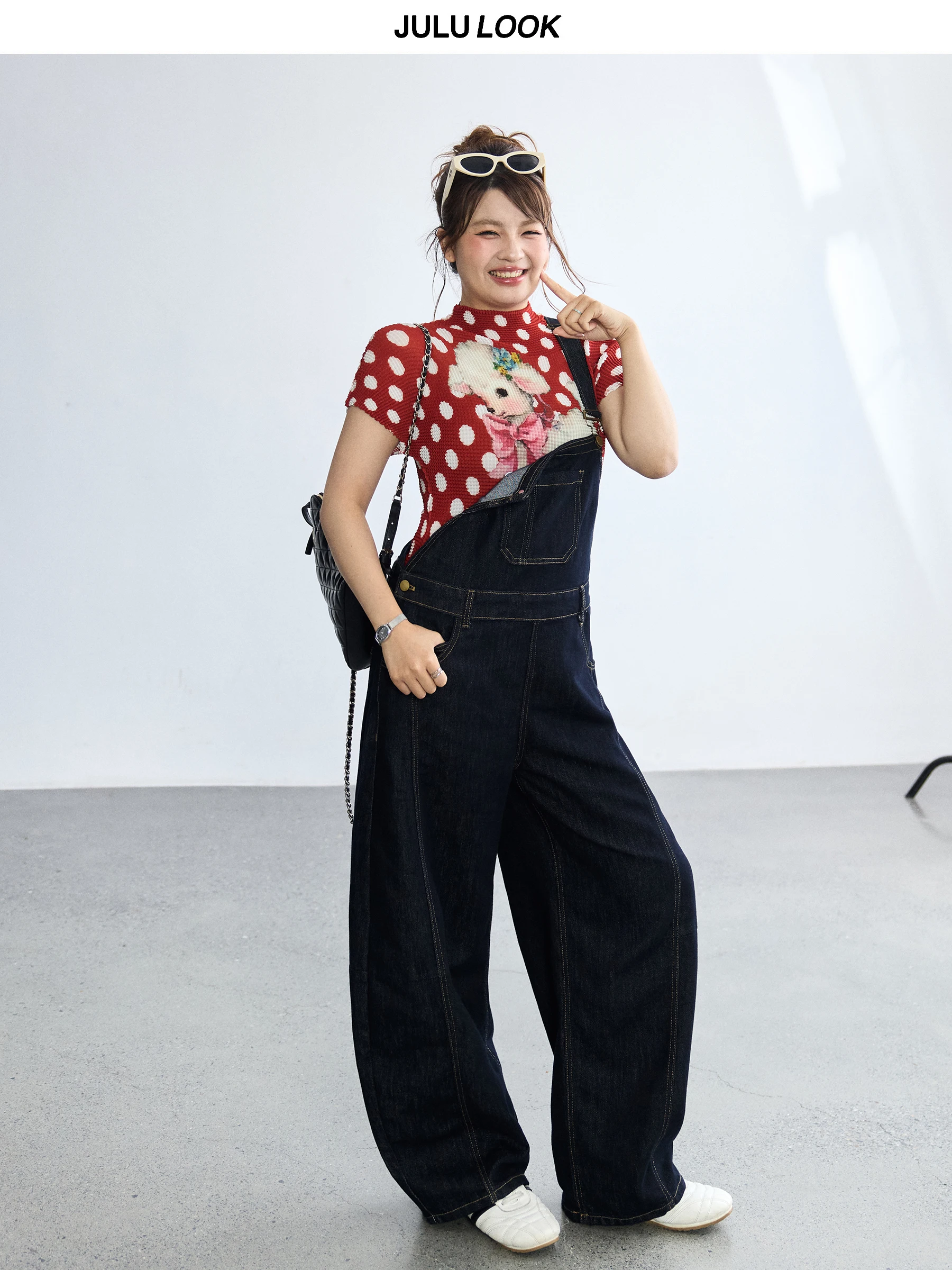 ドット柄のカジュアルTシャツ：リバーシブルデザインで季節を越える着用法