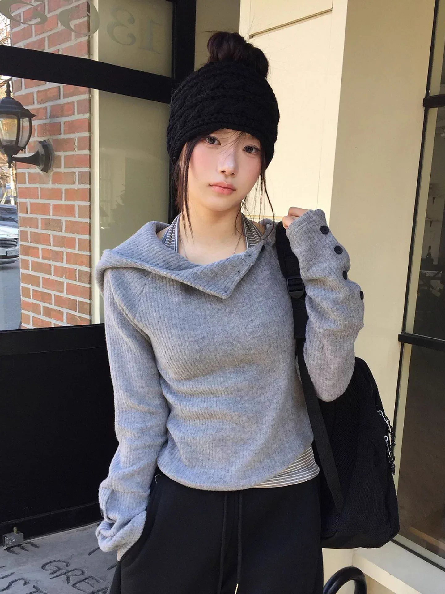 デザイン性のある不規則な斜めボタン付きハイネックフード長袖パーカー【女性用・スリムフィット・春用】