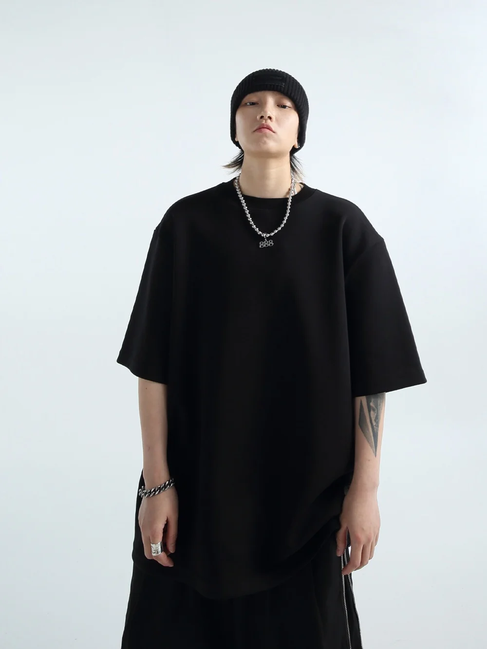 春コーデ メンズ 完全ガイド：エアリーコットンTシャツの選び方とシーン別活用法