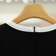 ストライプデザインのシンプルなラウンドネックタイトワンピース【女性用・黒】