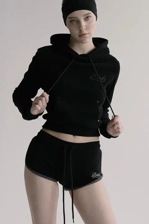 女性用 暖色系刺繍ロゴ入りショートパンツ【開 slit デザイン・快適なカジュアルスタイル・夏用】（セットアップ対応）
