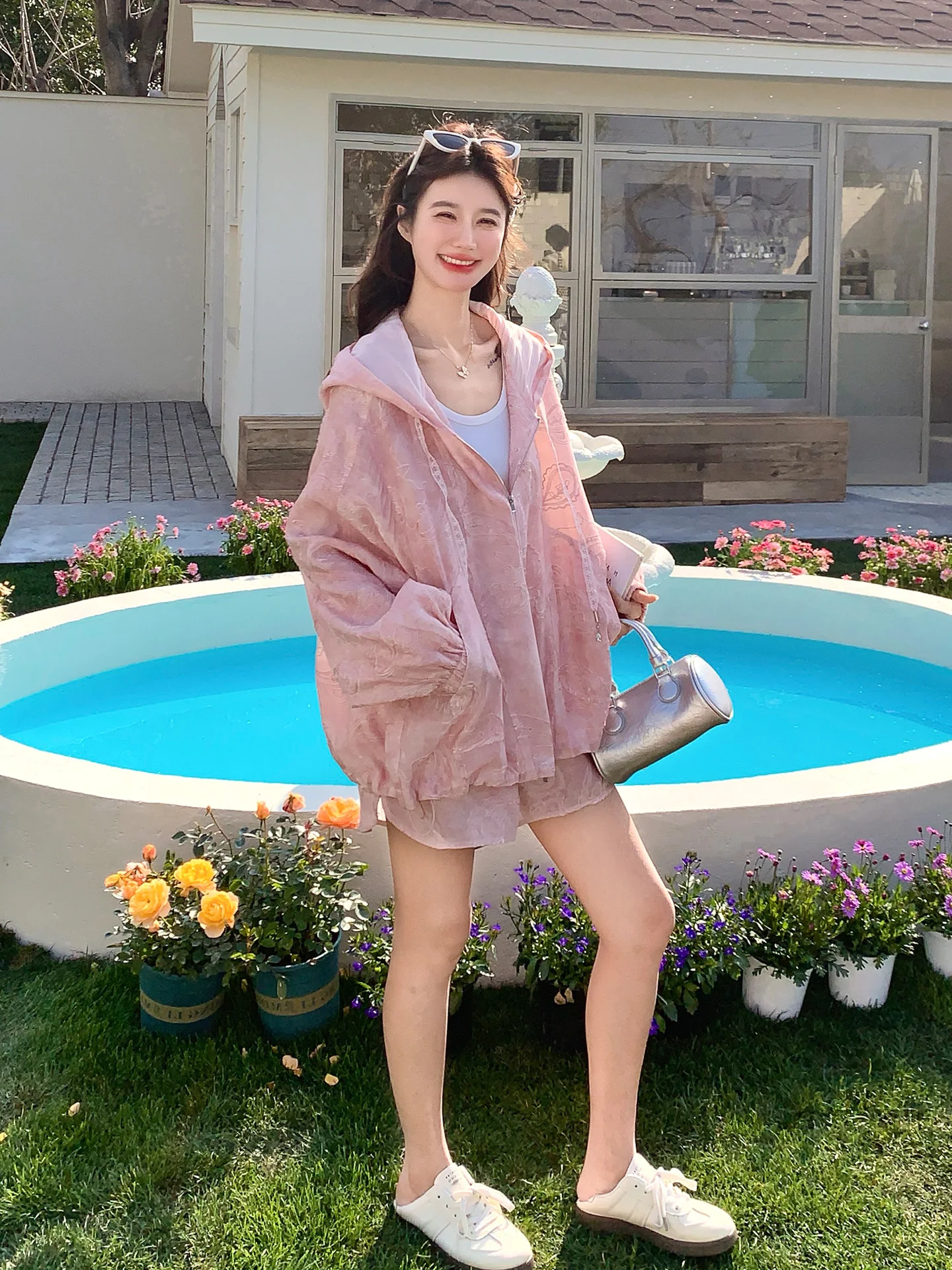 17度気温で失敗しない着こなしは？パステルピンクのカシューナッツ柄トップスとショートパンツの選び方