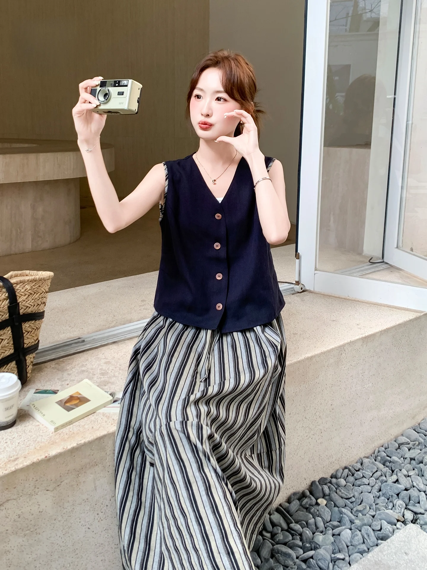 青ベストコーデはなぜ今、若者の夏のスタイルに不可欠なのか？
