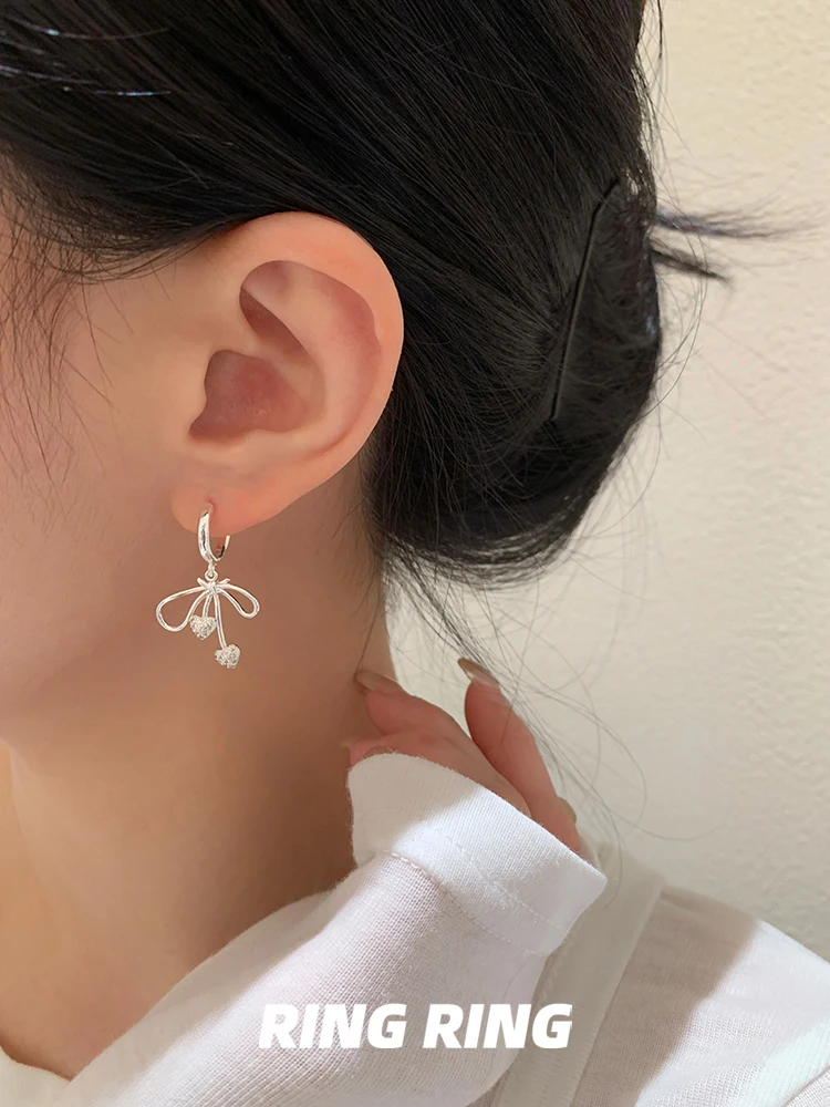 きれいめコーデに使えるアクセサリーは、軽さ・華やかさ・価格でどう選べばいいの？3つのアイテムを徹底比較