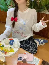 白いプリントTシャツと黒い花柄スカートの夏用レディースコーディネート（セットアップ対応）
