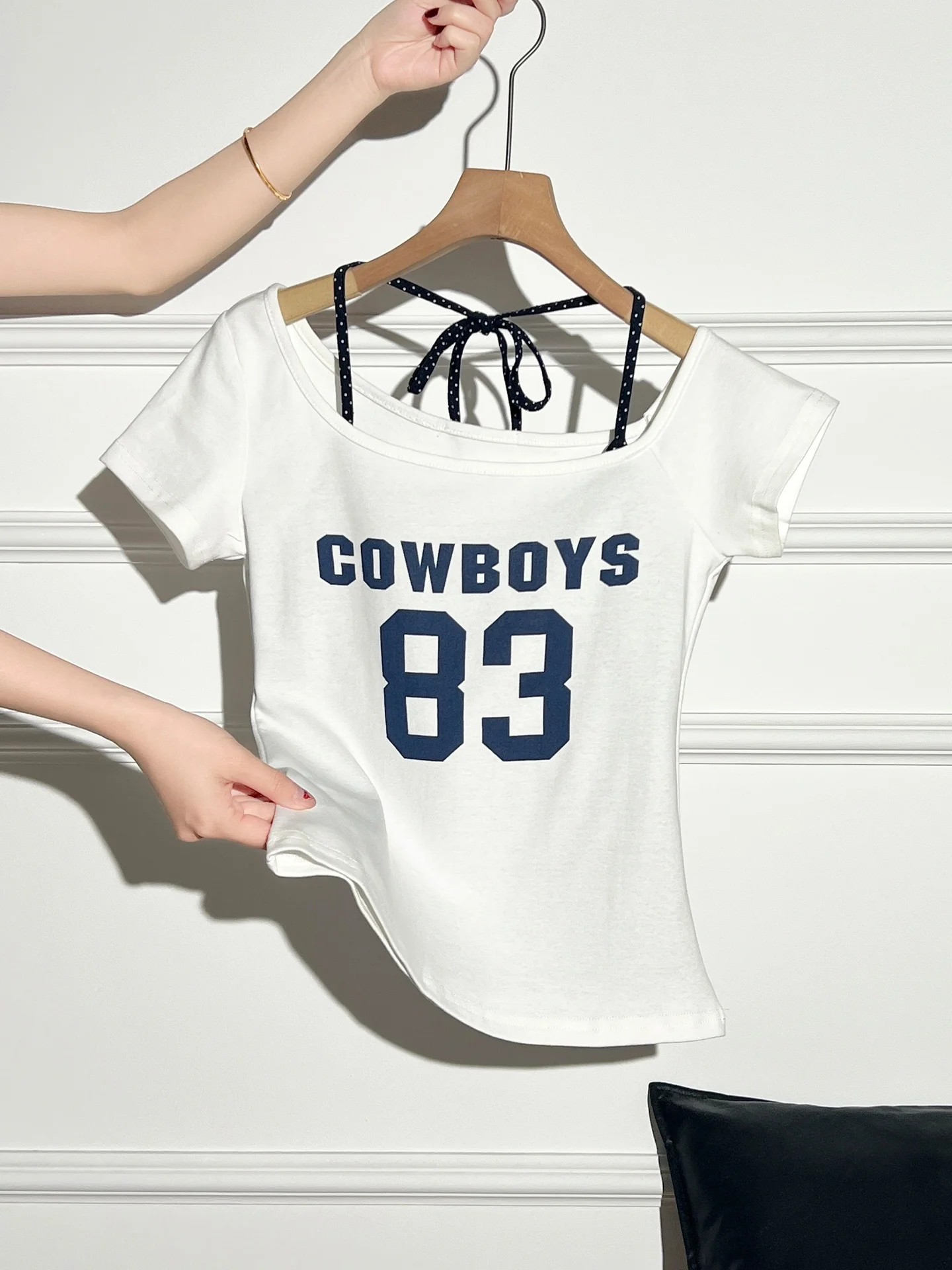 掛けネック半袖Tシャツ：前だけイン ダサいのスタイルと実用性を解説