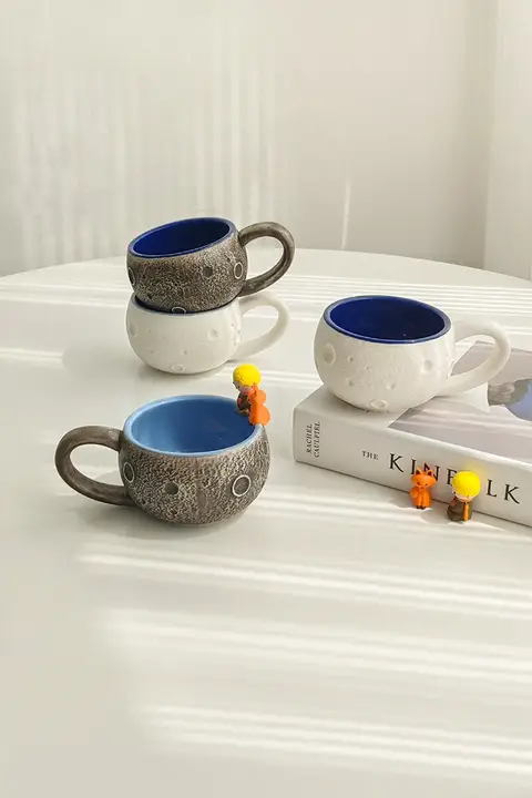 北欧風浮彫りデザインの手作り陶器マグカップ【星球モチーフ・個性的】