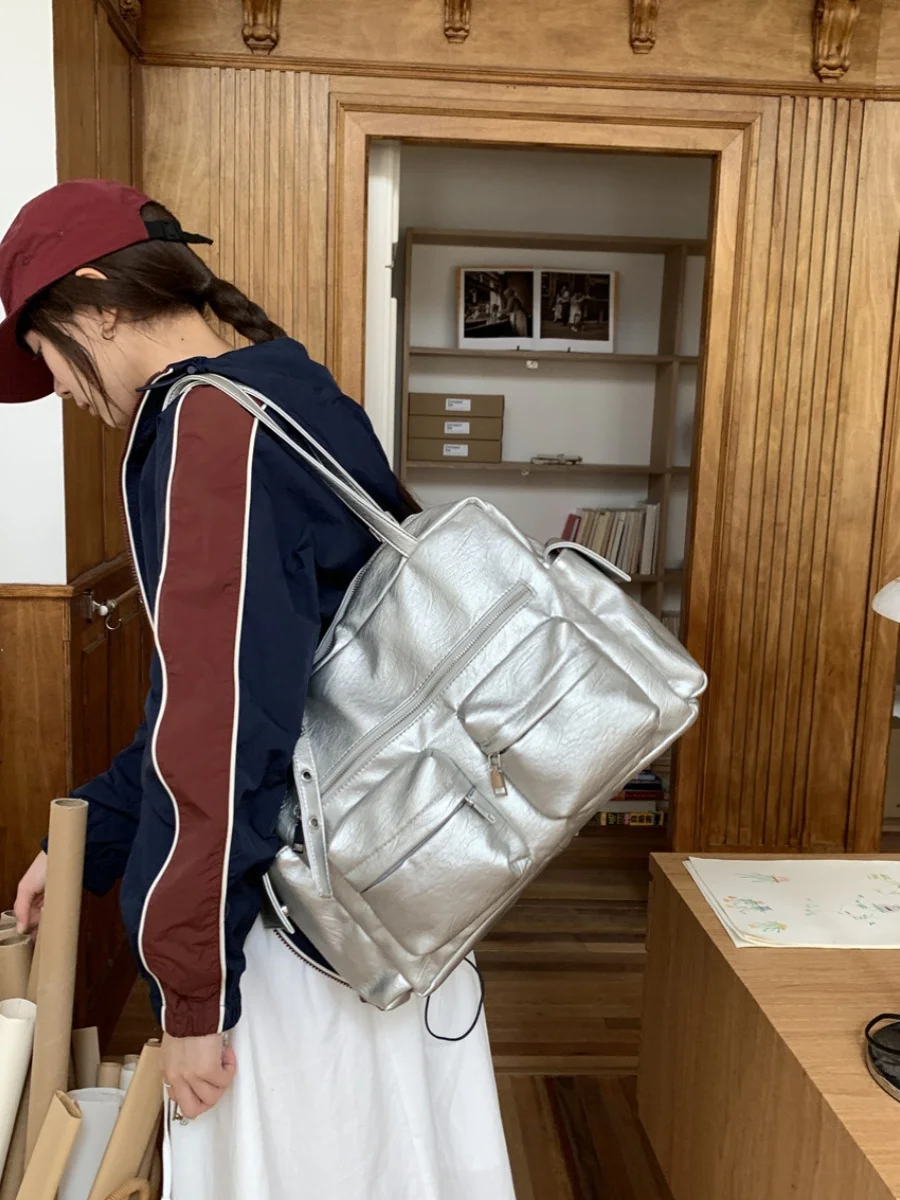 大容量通勤用トートバッグ：多ポケット・シンプルデザイン・肩掛け対応の実用性と使い勝手