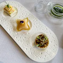 純白のシンプルな陶磁器製三区分プレート【西洋料理・創造的なデザイン】