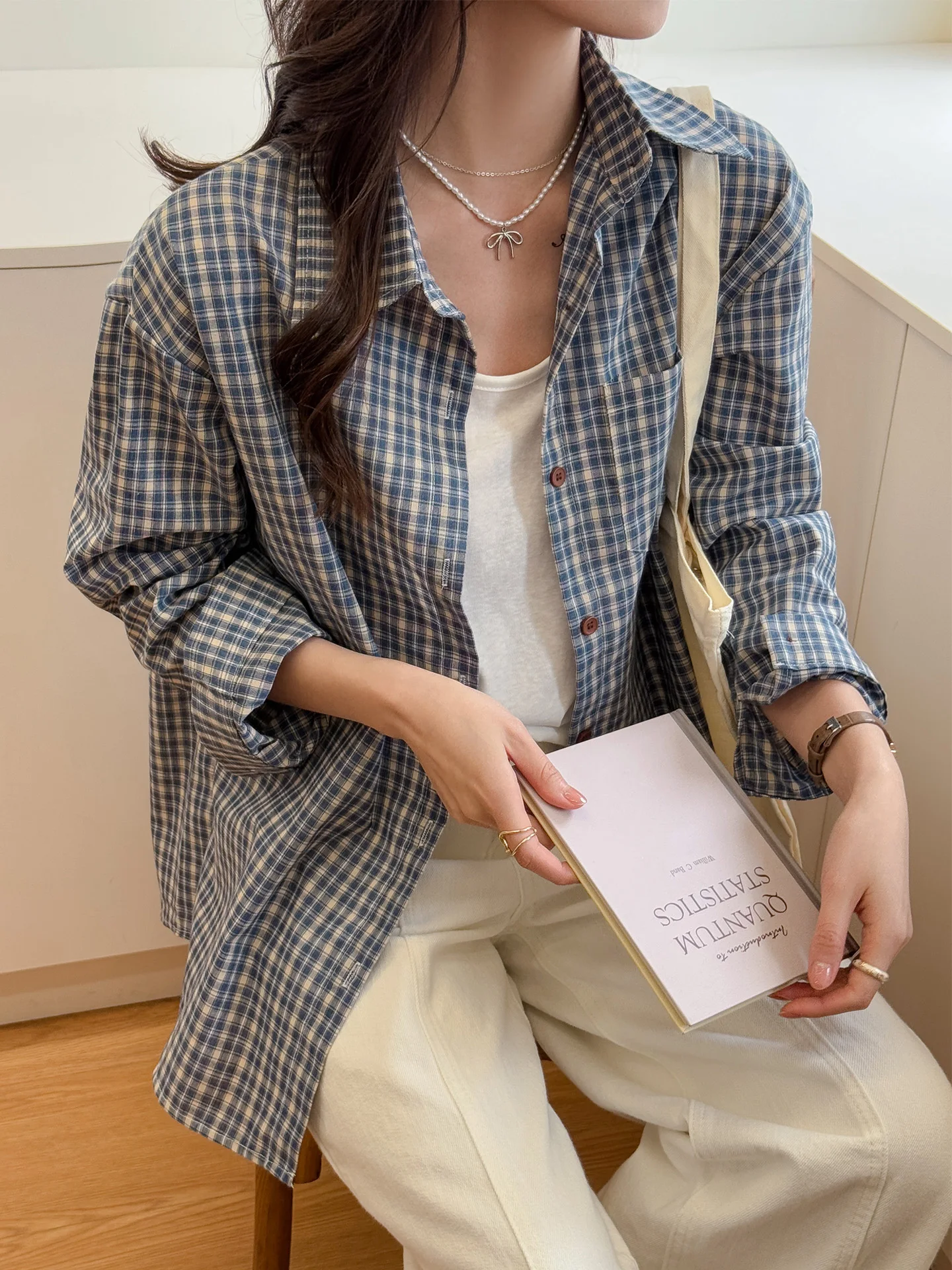 ブルーのレトロチェック柄シャツジャケット：春夏に最適な軽量UVカットスタイルの実用性解析