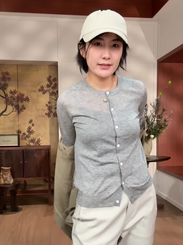 グレー ニットはどんな色？通勤に使えるのか？